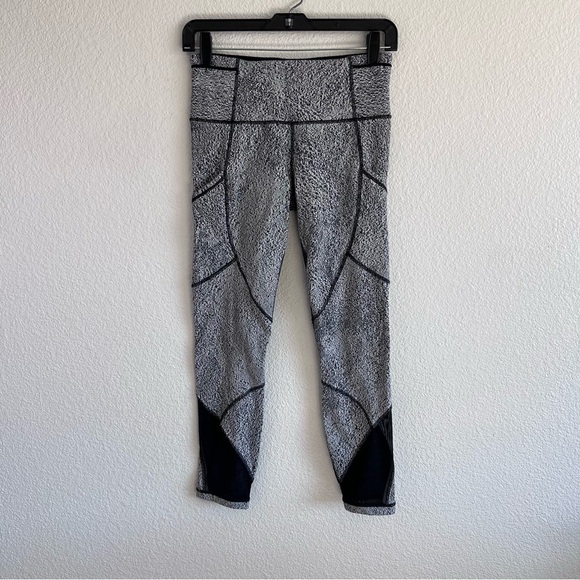 Lululemon Outrun Tight
Power Luxtreme Spray Jacquard White Black / Black - Picture 1 of 6